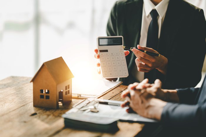 home mortgage lender calculating home mortgage for client
